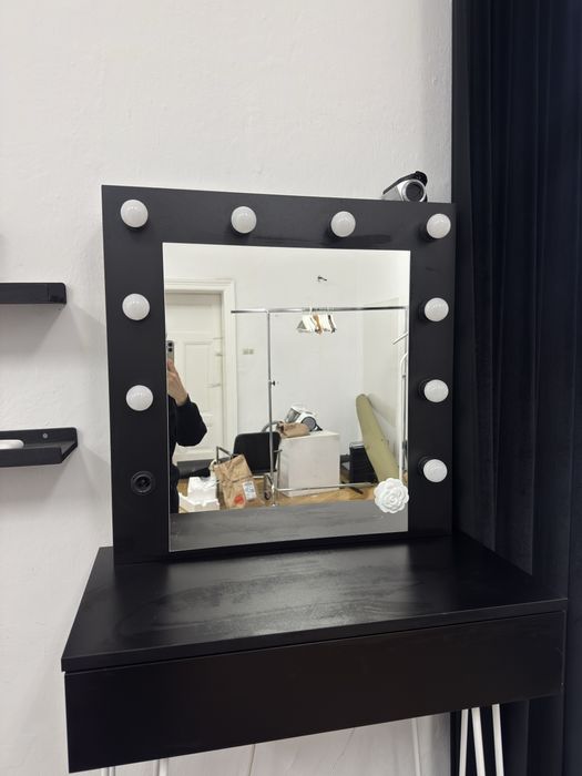 Czarna toaletka do makijażu