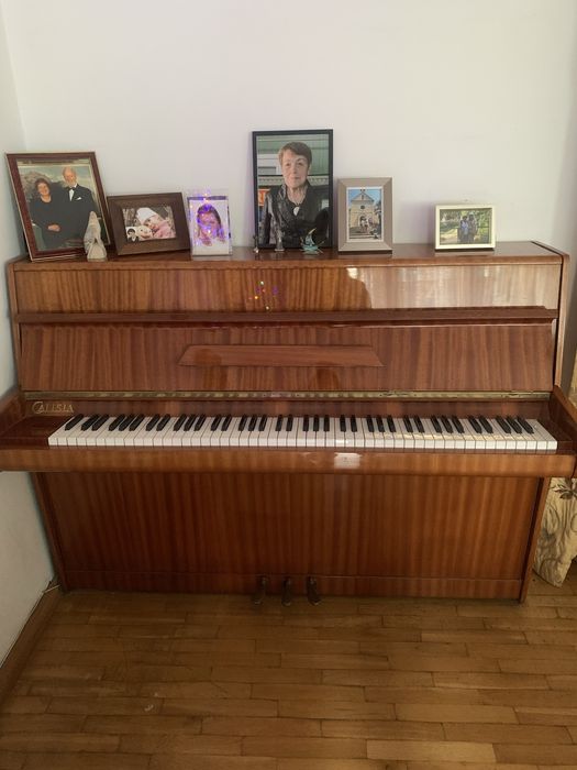 Piękne drewniane pianino CALISIA