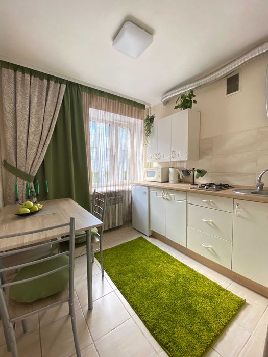 Центр. Вул. Замкова. Поруч парк та став. Власник. Подобово