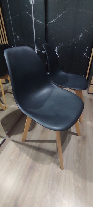 Sprzedam krzesła skandynawskie w dobrym stanie.