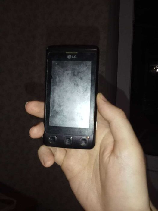 Продаю сенсорний телефон LG чорного кольору