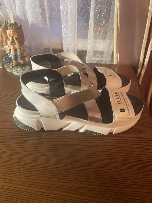 Босоніжки білі зручні