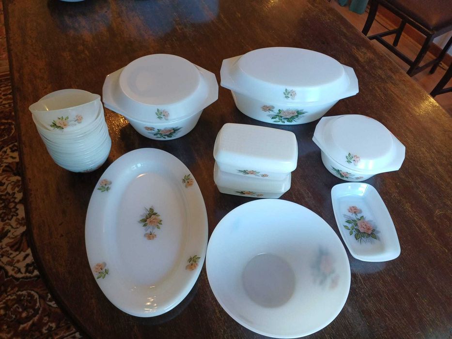 Serviço de Jantar e chá em loiça, Pyrex branco c desenho de rosas (80Peças)