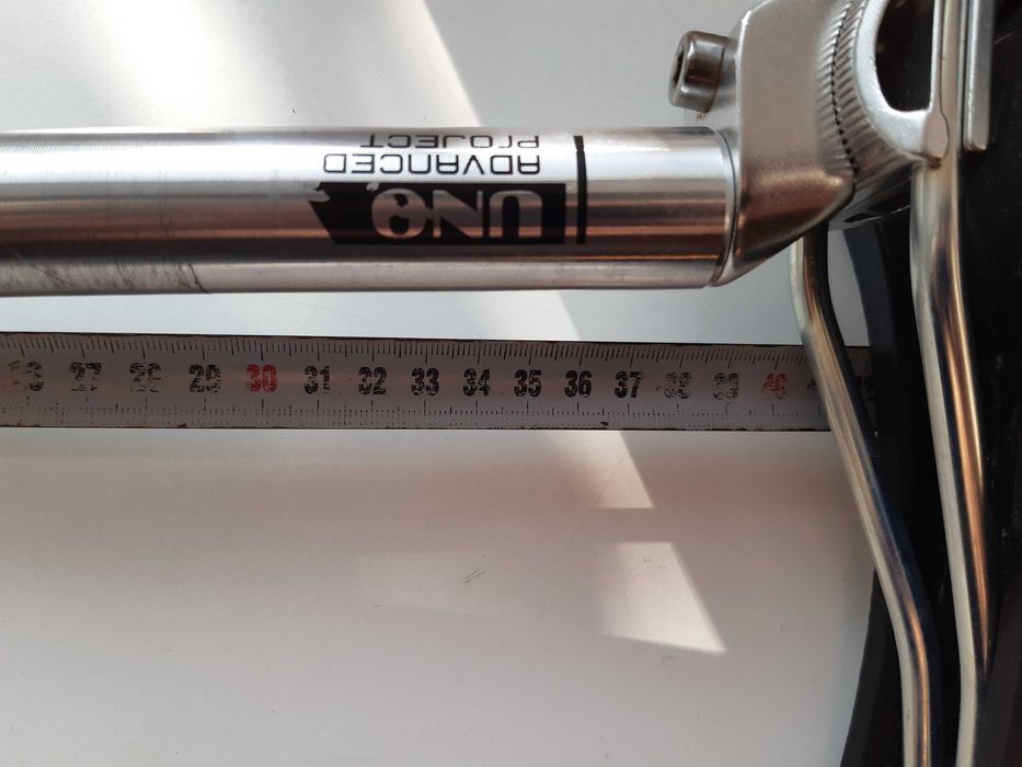 Велосипедное сиденье с подседельным штырем.