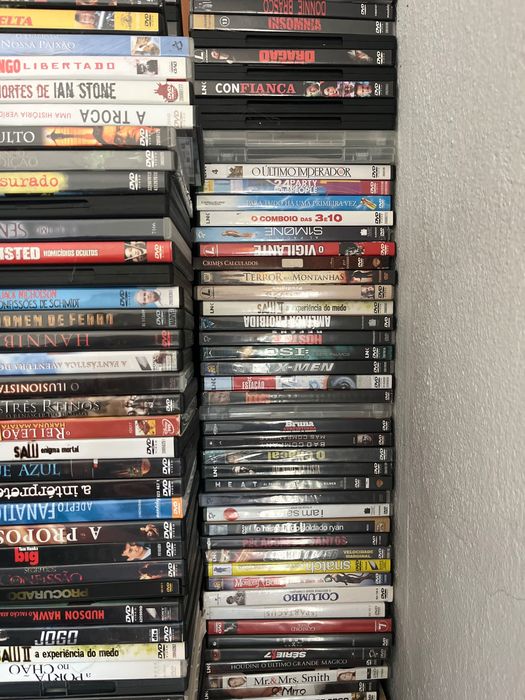 Vendo cerca de 200 DVDs