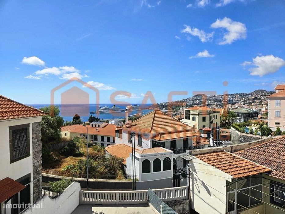 Fantástica Moradia T4 no Funchal com vista e localização prime!