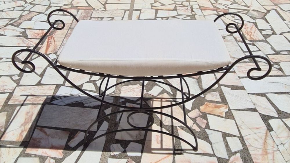 Banqueta / Banco em ferro forjado com almofada – Como novo!