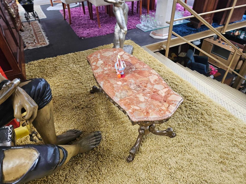 Mesa de centro com estrutura em latão e tampo em pedra - ópti