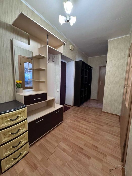 Біля метро Позняки здається простора світла 1-кімнатна квартира.