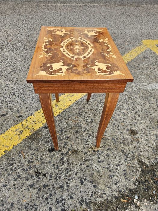Mesa de Costura Antiga com Caixa de Música