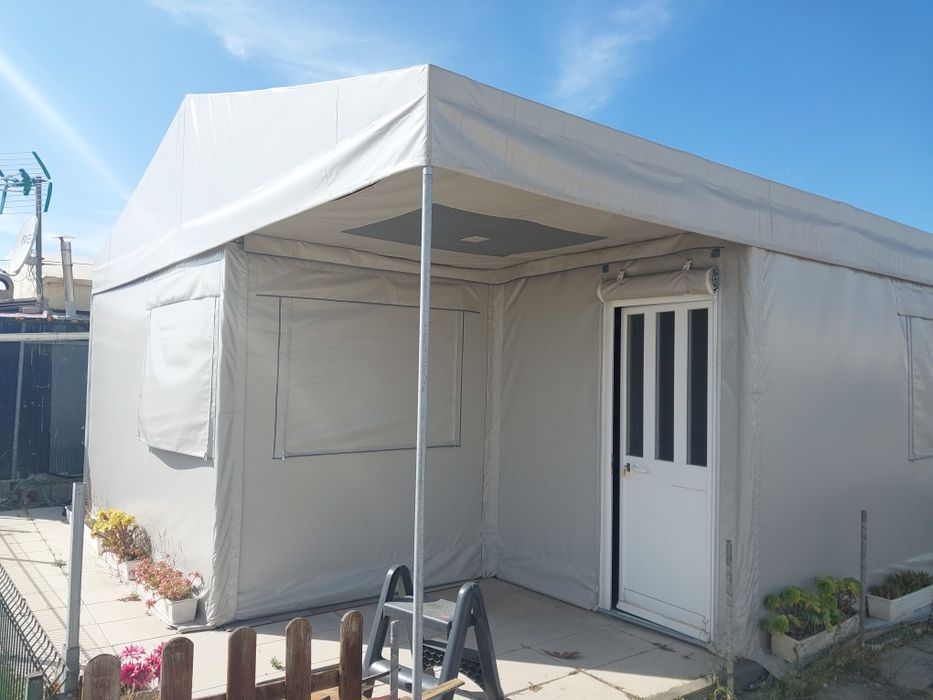 Toldo e armação em muito bom estado