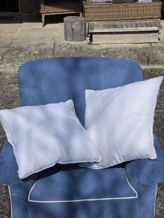 Conjunto de 3 almofadas decorativas iguais (estampado azul/roxo)