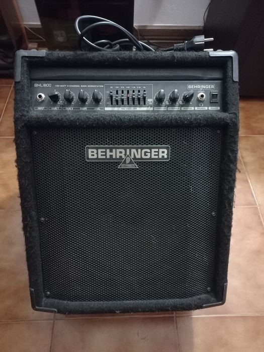 Baixo activo de  4 cordas com amplificador