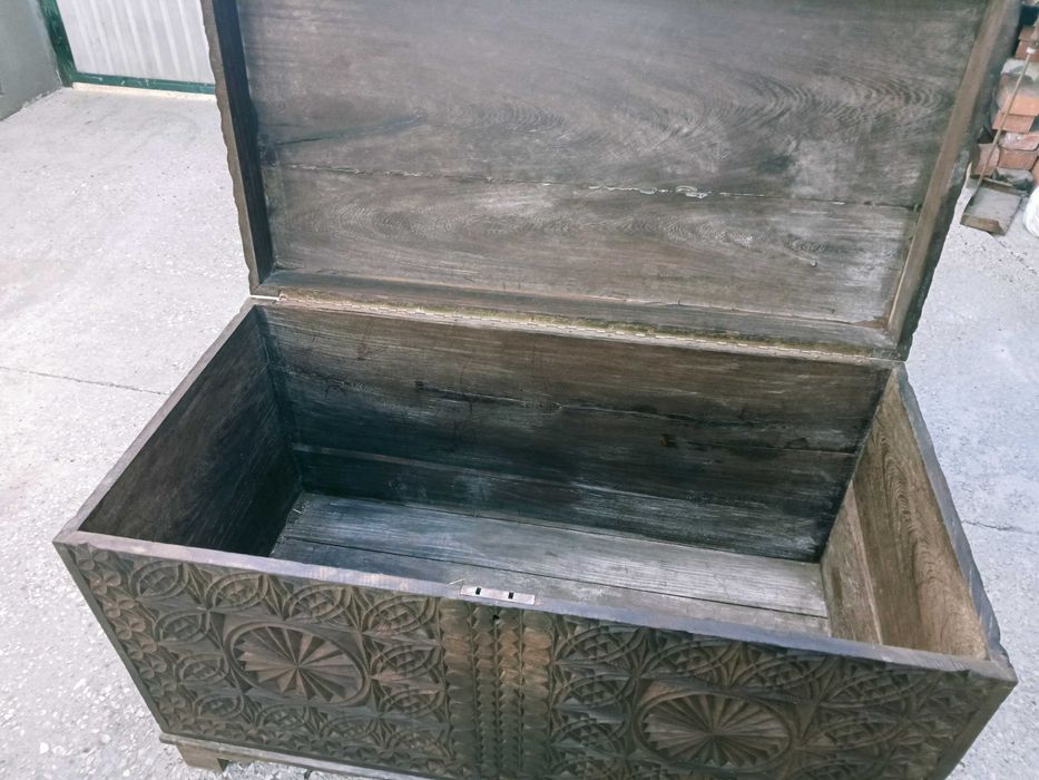 Arca antiga com sinais de uso