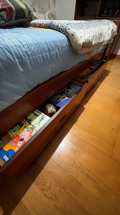 Cama de  corpo e e meio  muito bom estado