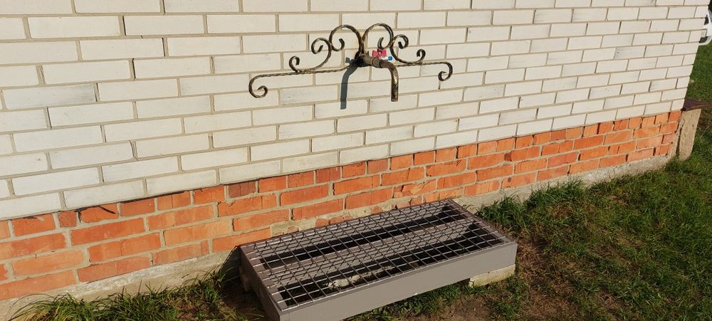 Продається житлове приміщення та гараж на два авто