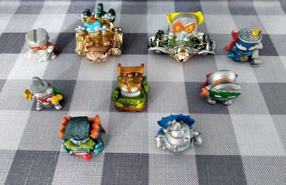 Super Zings 2 pojazdy metalizowane z napędem i 9 figurek