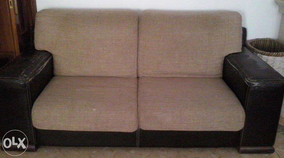 Sofá preto de pele e tecido