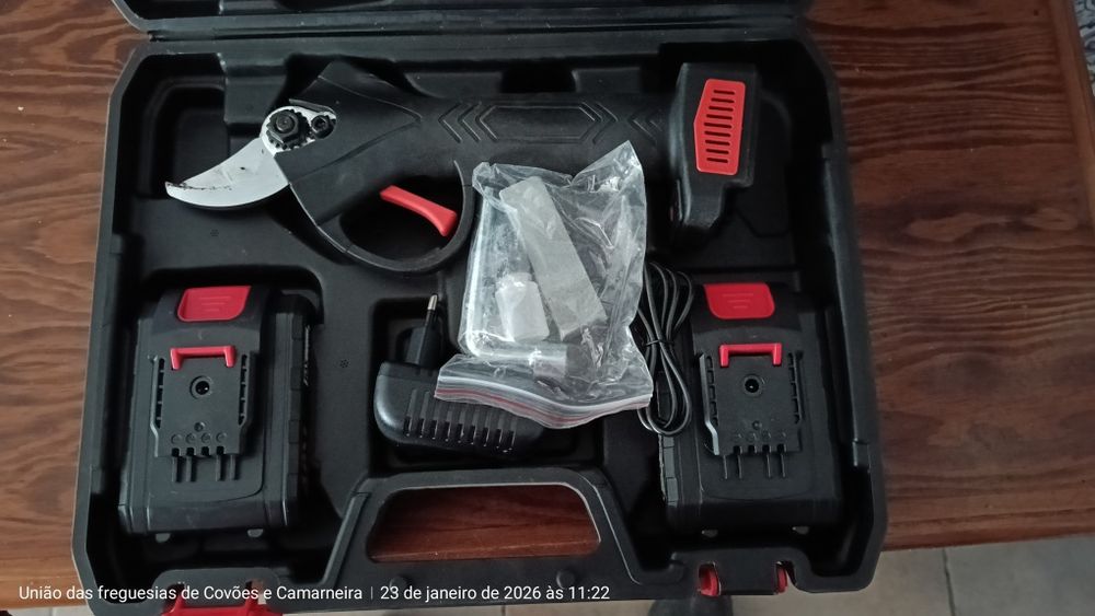 Tesoura de poda á bateria