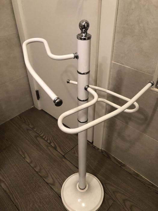Toalheiro de chão em metal lacado a branco