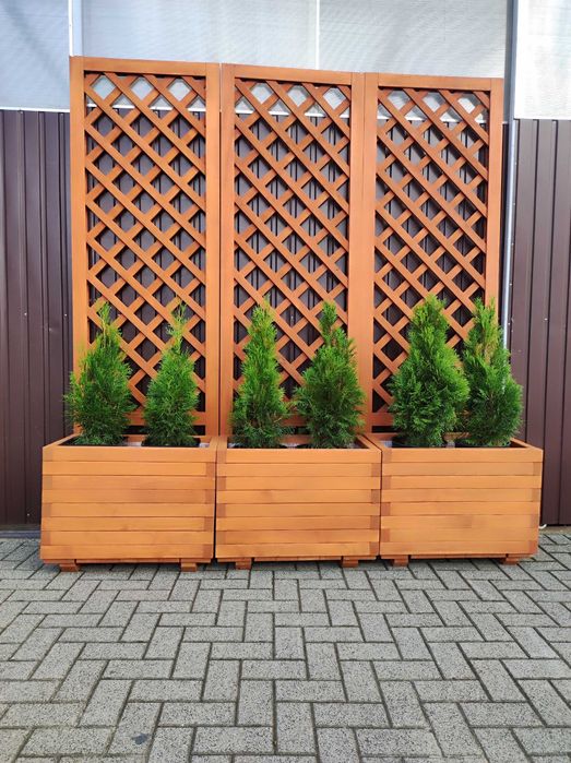 Balkon marzeń: pergole, donice, solidne zabudowy drewniane.