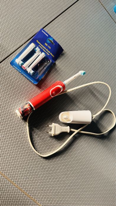 Szczoteczka elektryczna dziecko Oral B plus nowr koncowki