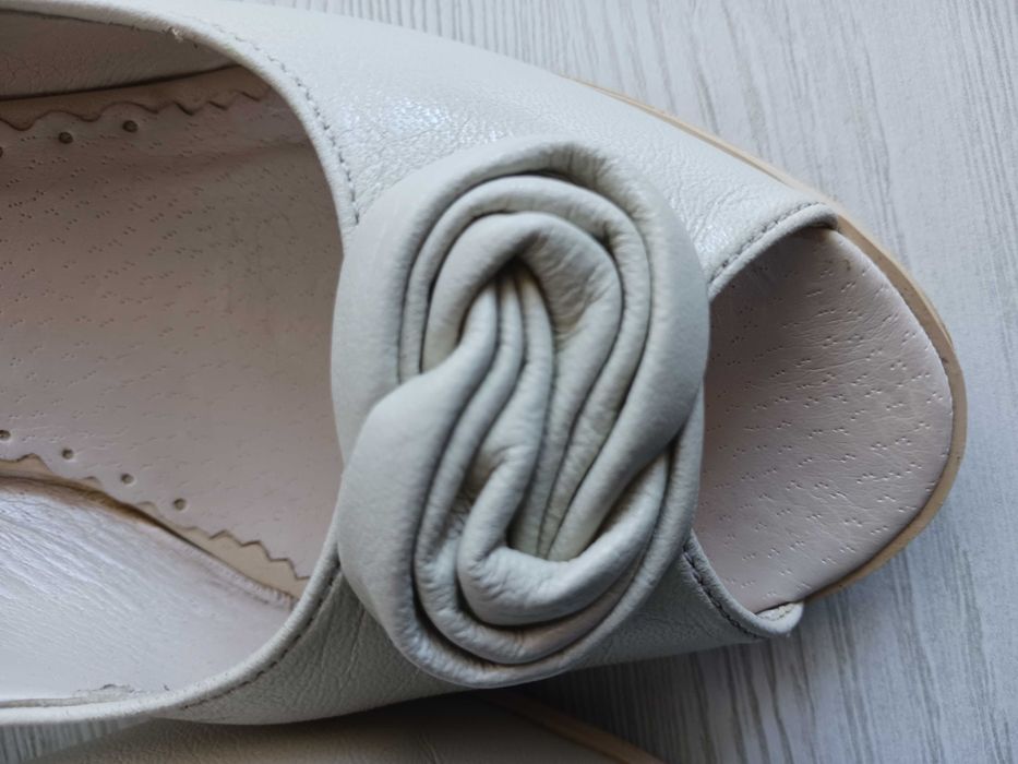 Czółenka, buty na szpilce 37 beżowe