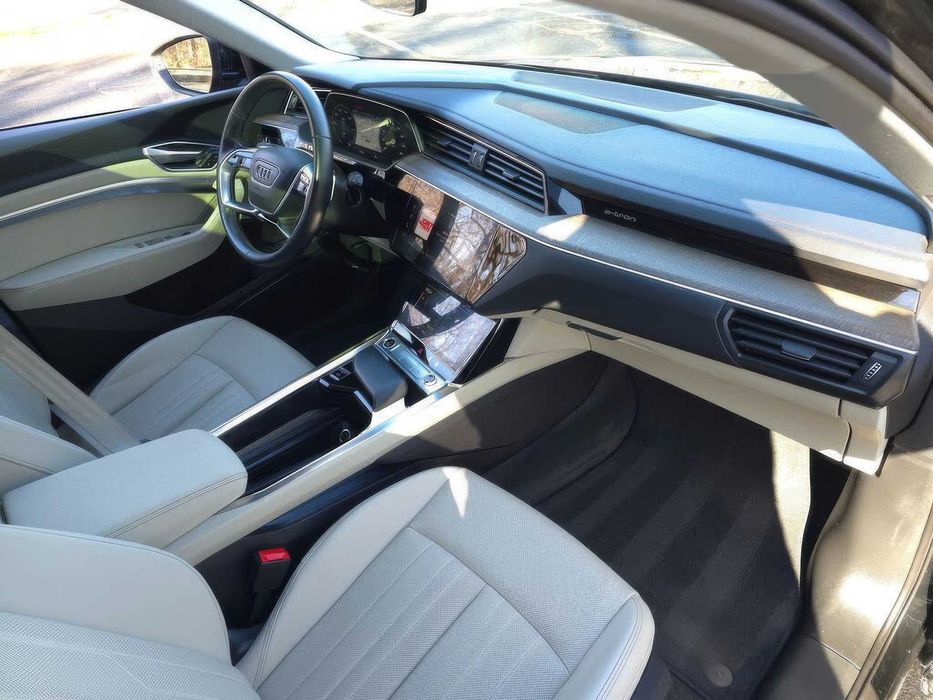 Audi Q8 e-tron quattro Premium Plus      2024