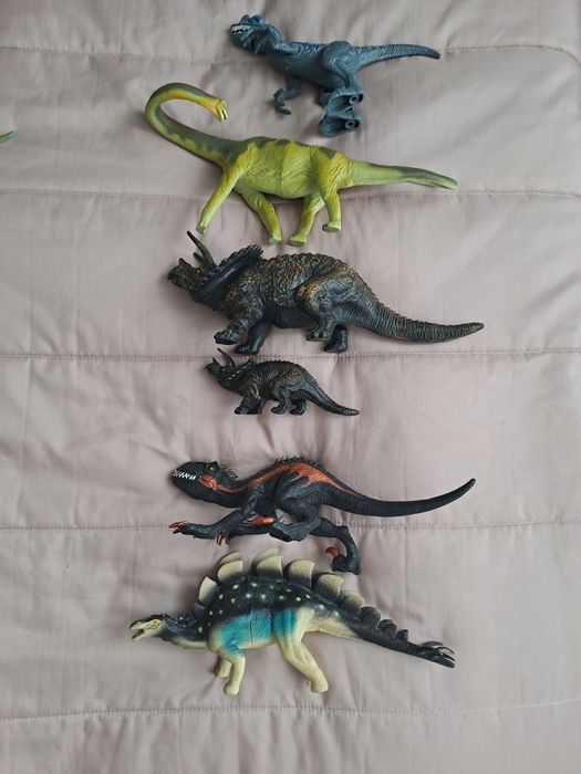Figurki dinozaurów