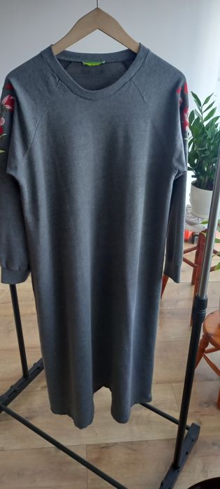 Sprzedam sukienke długą z motywem