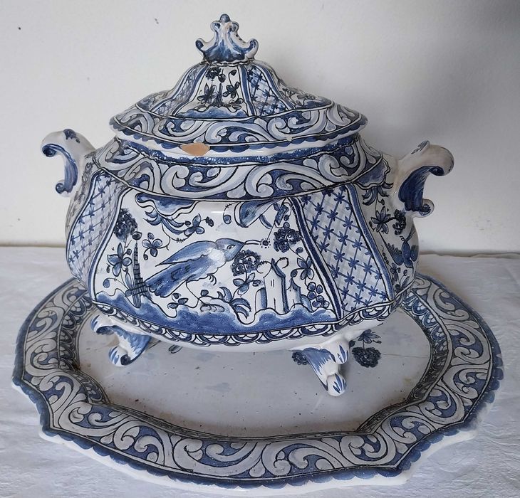 terrina com travessa da fábrica de faiança Berardos, pintadas à mão