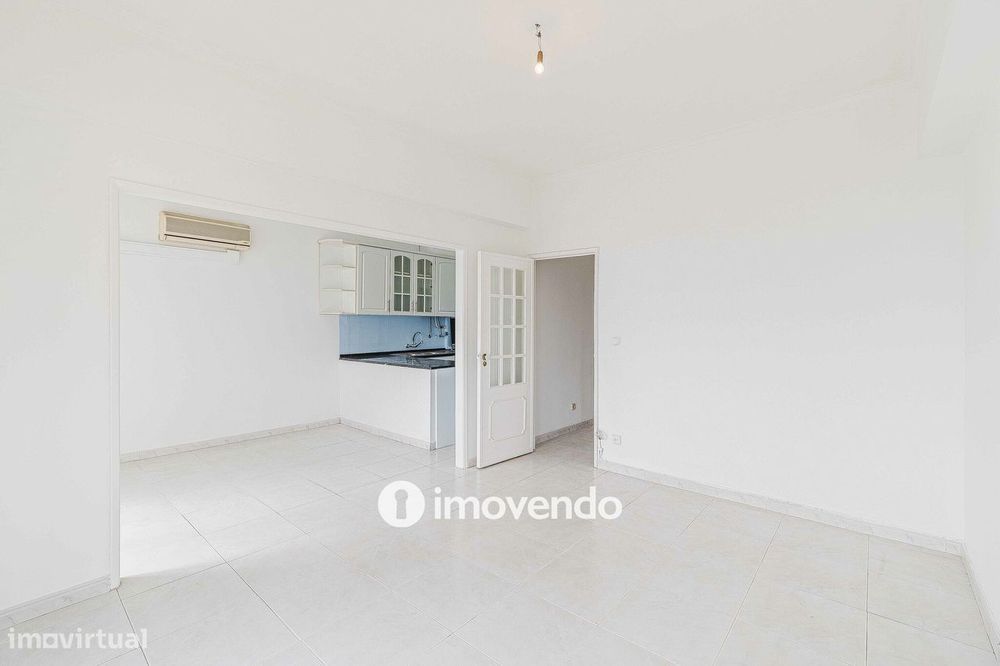 Apartamento T2 com áreas amplas, em Odivelas