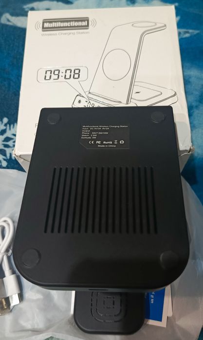 Bezprzewodowa ładowarka 4w1 z zegarem.