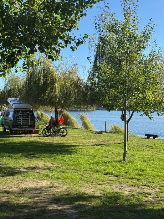 Domki nad jeziorem* Prywatna plaża * Pole namiotowe* Camping*