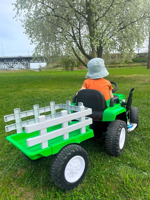 Traktor T7 12V z przyczepką na akumulator dla dzieci 1