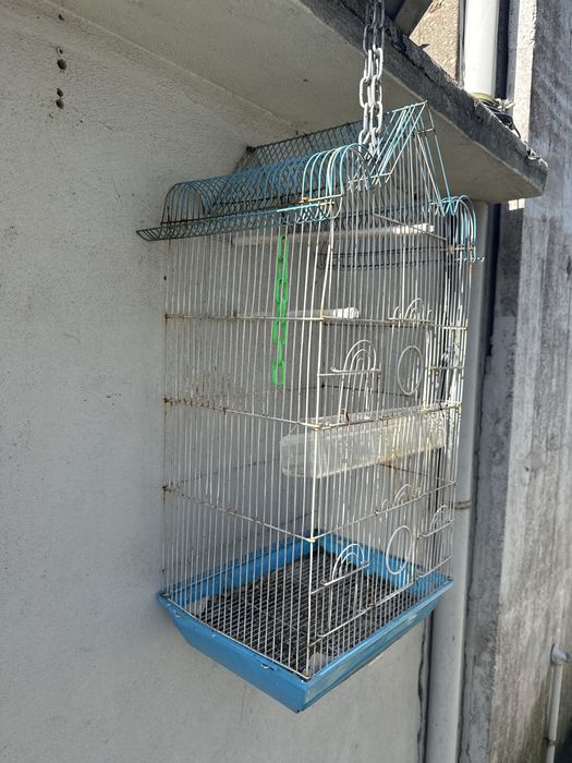 gaiola com puleiros e comedouro