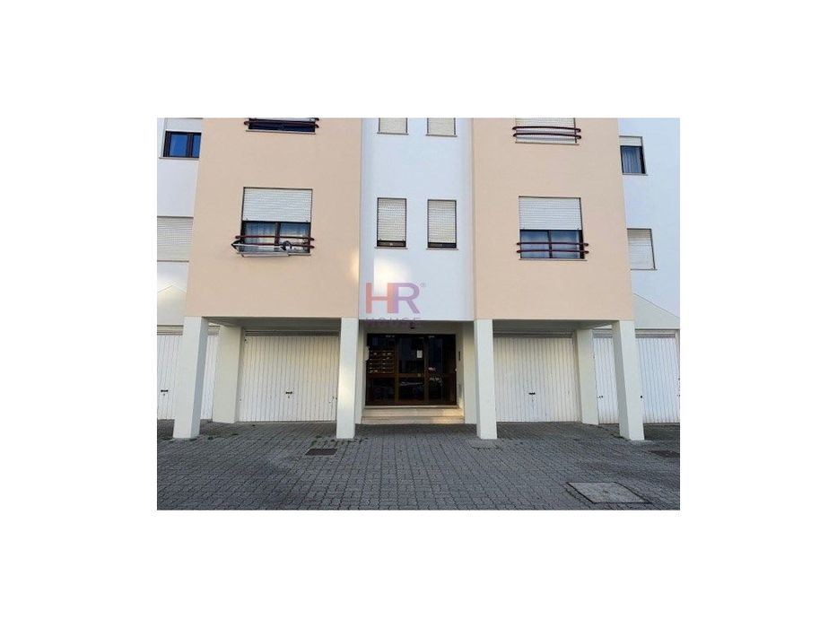 Apartamento T2 mobilado e equipado com garagem em Coimbra.