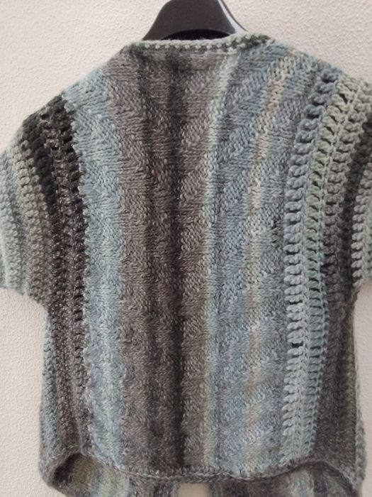Colete em lã confeccionado à mão