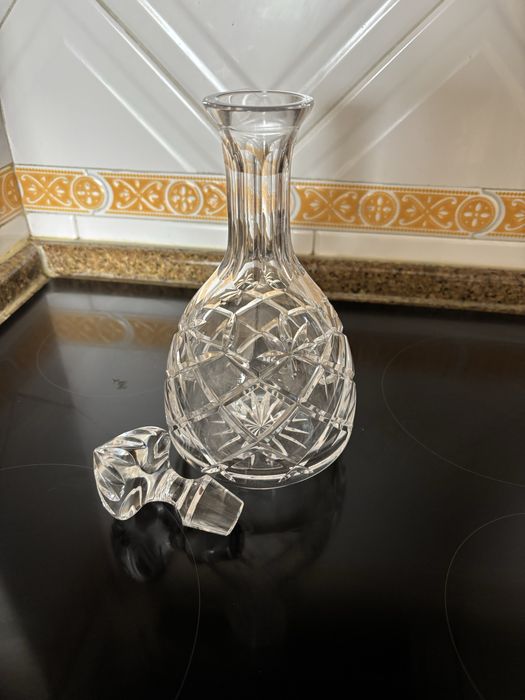 Jarro de vidro trabalhado para vinho