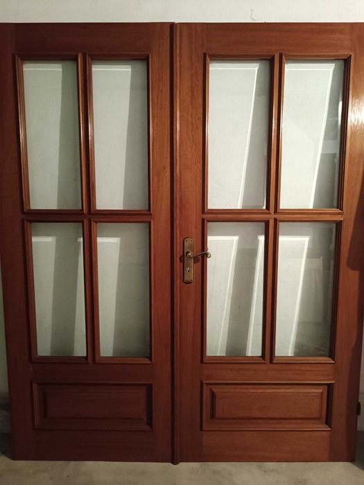 Porta dupla de sala em madeira maciça