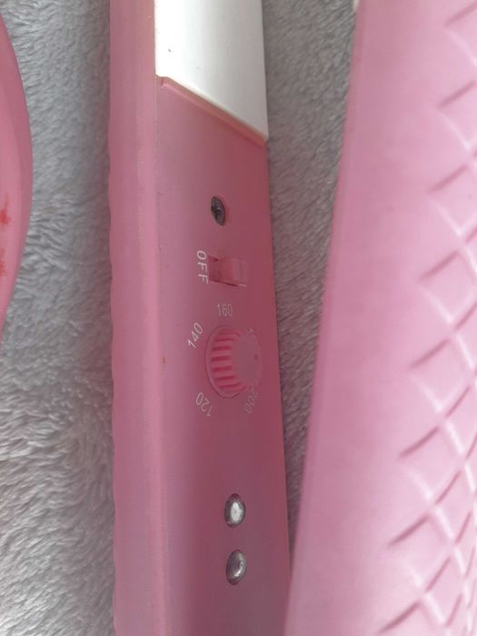 Prostownica z regulacją temperatury i bardzo długim kablem