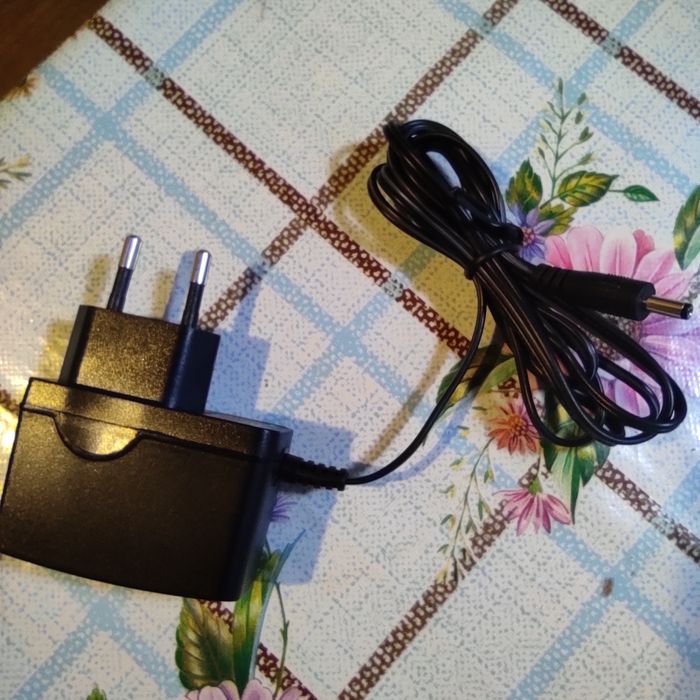 Зарядний пристрій до мобільного телефону.