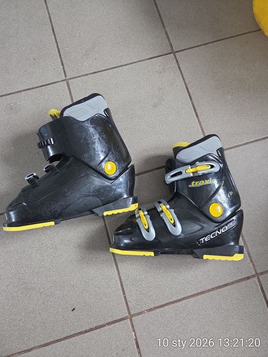 Buty i kijki narciarskie.