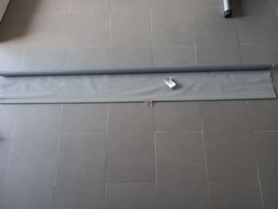 Estore de rolo blackout cinzento