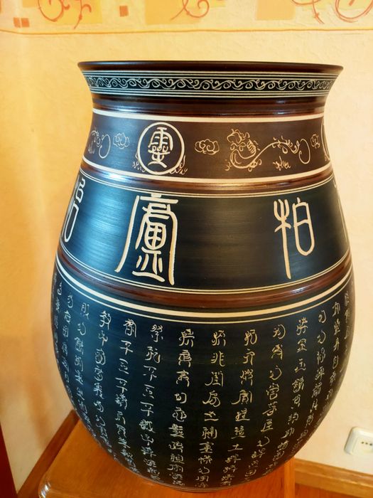 Напольна китайська ваза з ієрогліфами