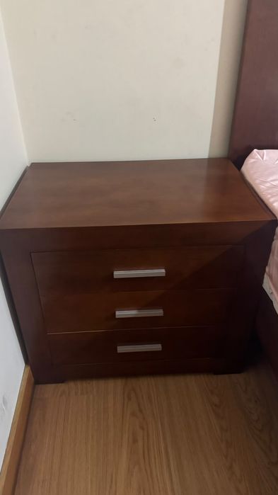 cama de casal com dois criados de madeira
