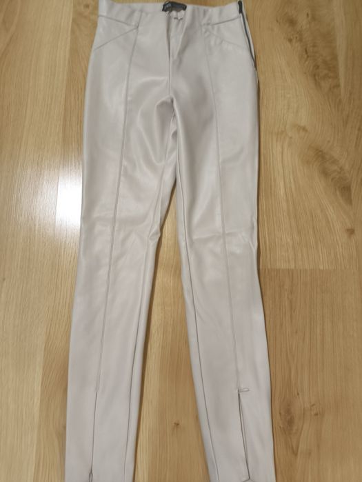 Nowe Spodnie ze skóry ekologicznej ZARA, kremowe rozm.XS