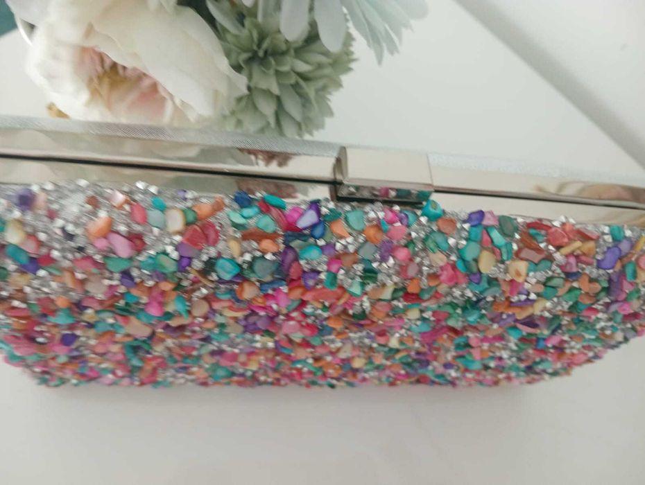 Clutch colorida e brilhante