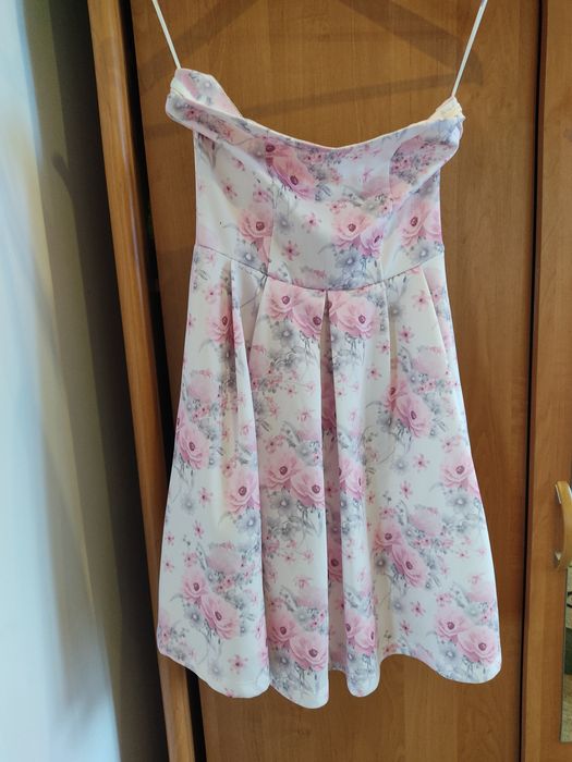 Piękna sukienka bez ramiączek w kwiaty