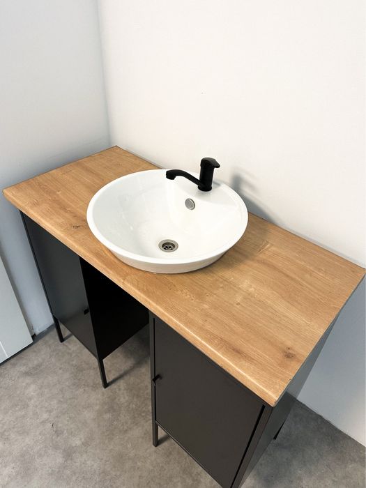 Blat z ceramiczną umywalką